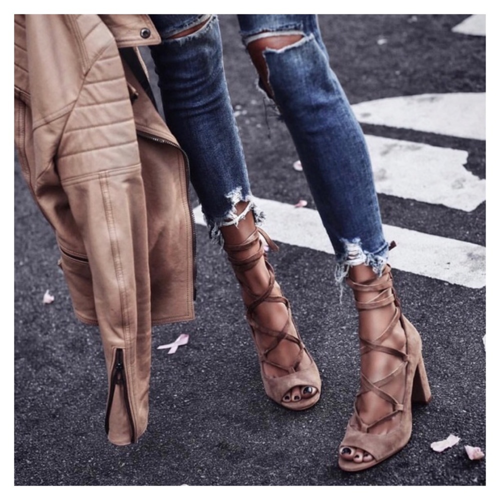 VINCE CAMUTO, Suede heels.